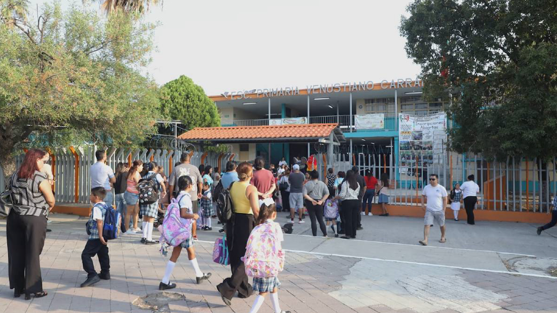 Regreso a clases genera caos vial en Monterrey; despliegan 80 agentes