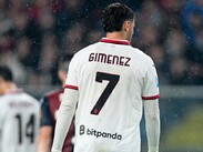 Santiago Gimenez no tuvo el mejor final de temporada con el Milan, lo que desató los rumores de su salida / @Santigimenez_