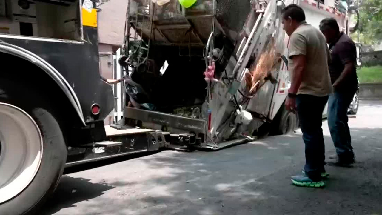 Socavón se abre y atrapa camión recolector de basura en la Benito Juárez