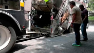 Socavón se abre y atrapa camión recolector de basura en la Benito Juárez