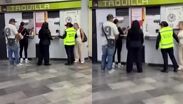 Taquillera y usuaria del Metro discuten por billete maltratado