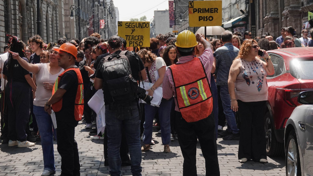 Uno de los protocolos ante un sismo es desalojar. |
