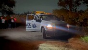 El vehículo Nissan azul fue abandonado sobre una brecha a espaldas del fraccionamiento Paseos del Valle