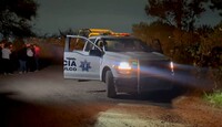 El vehículo Nissan azul fue abandonado sobre una brecha a espaldas del fraccionamiento Paseos del Valle