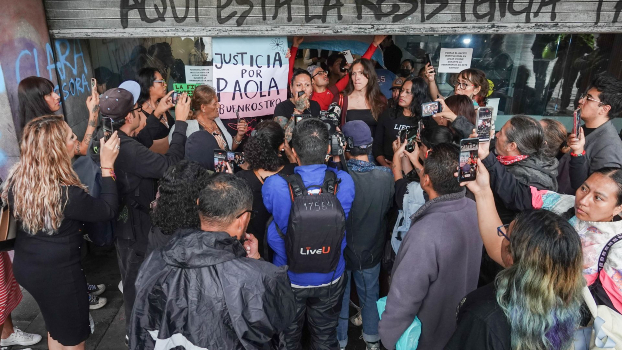 A más de 10 de años, la primera audiencia del transfeminicidio de Paola Buenrostro culminó en protestas.
