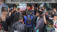 A más de 10 de años, la primera audiencia del transfeminicidio de Paola Buenrostro culminó en protestas.