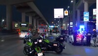 Las autoridades se encuentran maniobrando en el carril de sur a norte de la avenida Universidad.
