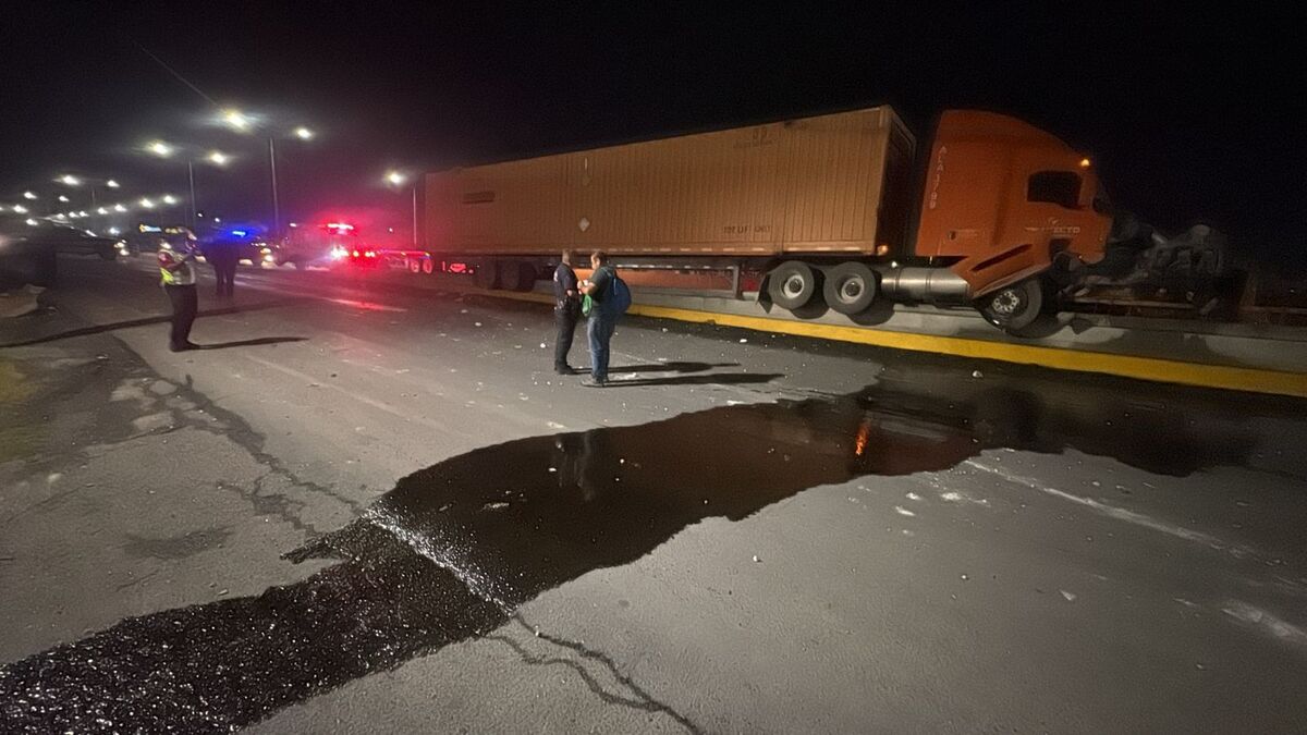 Bomberos utilizaron material absorbente para retirar el combustible de la superficie afectada.