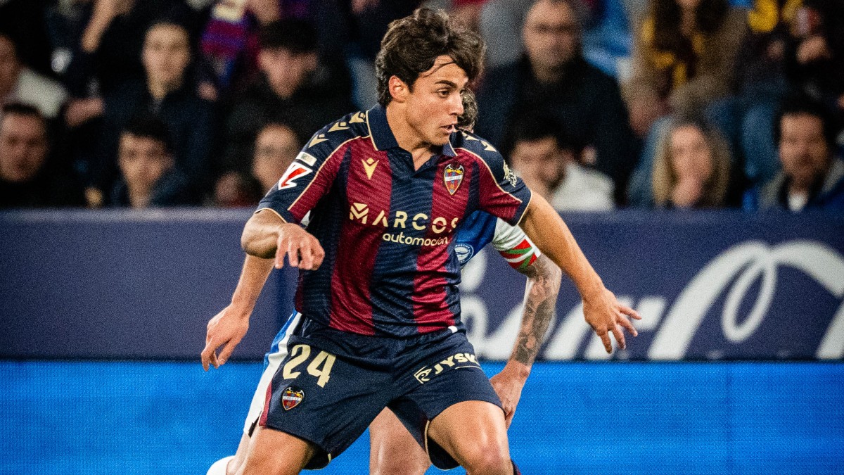 Carlos Álvarez ha jugado en equipos como Levante y Sevilla, siendo campeón de la Europa League con este último / @LevanteUD