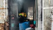 Elementos del Cuerpo de Bomberos acudieron con un camión cisterna y una pipa para controlar las llamas y eliminar riesgos.