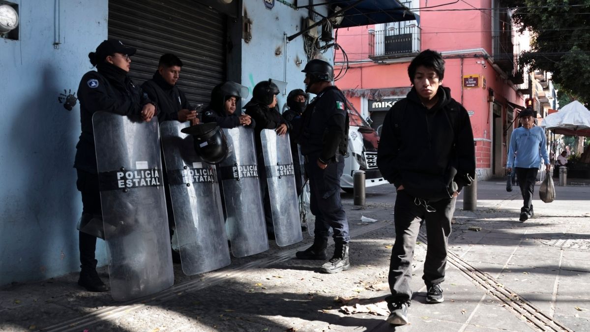 Elementos de seguridad y personal de la Secretaría General de Gobierno mantienen vigilado el corredor peatonal 5 de Mayo