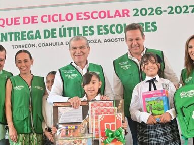 Desde la escuela primaria “Vicente Guerrero”, el presidente municipal dio la bienvenida a los alumnos de los 493 planteles