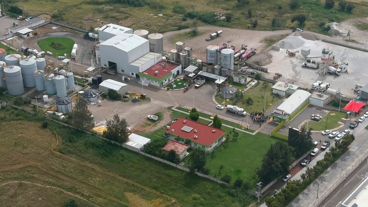 Fuerzas federales resguardan las instalaciones intervenidas en Huejotzingo, donde se decomisó combustible irregular | Fiscalía General de la República