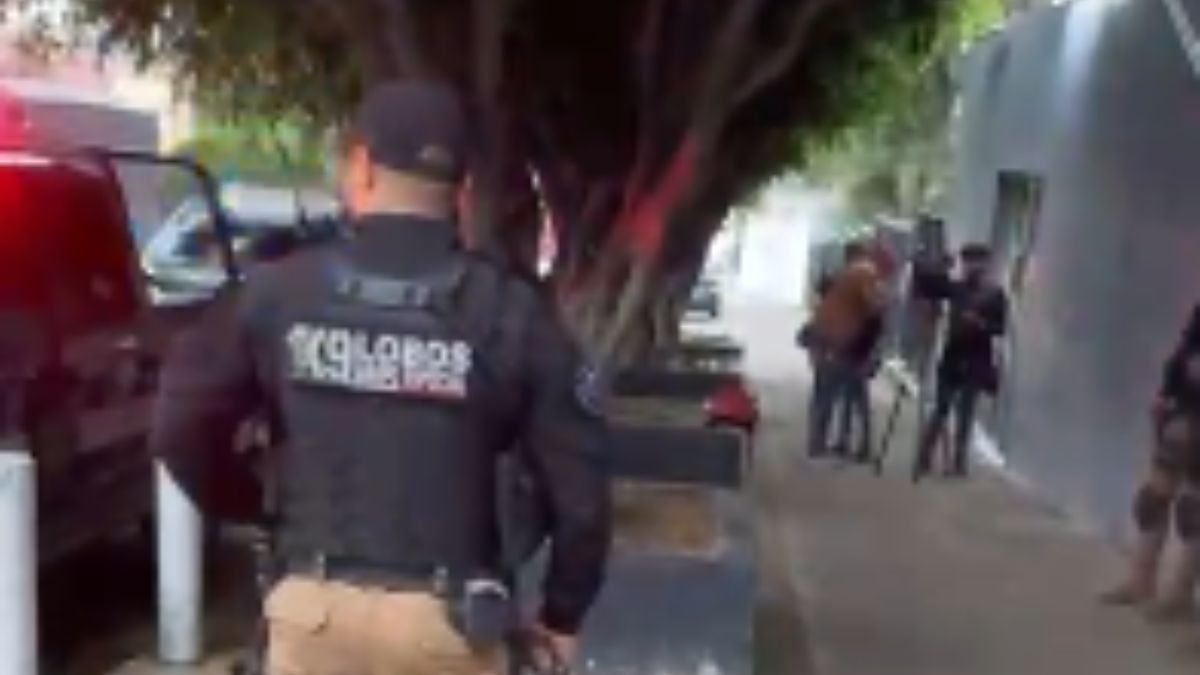 Grupo Lobos y un perrito detectan arma dentro de una secundaria en Guadalajara