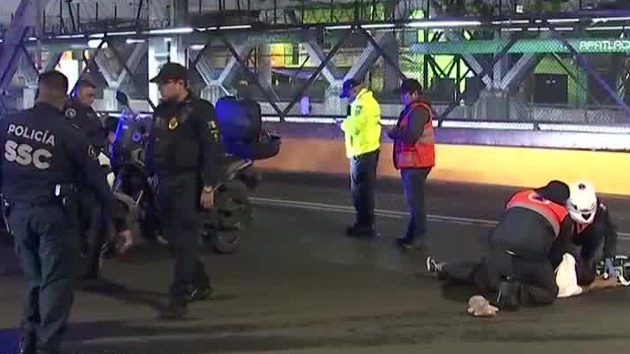 Hombre cae de puente vehicular en Iztapalapa tras perder el equilibrio