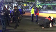 Hombre cae de puente vehicular en Iztapalapa tras perder el equilibrio