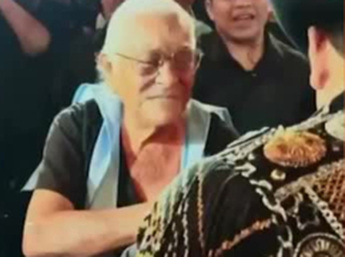 Julión Álvarez comparte shot con 'abuelita' durante concierto