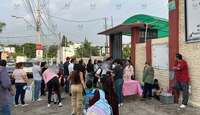 Madres y padres de familia acompañaron a sus hijos hasta las aulas. | Rocío Hernández