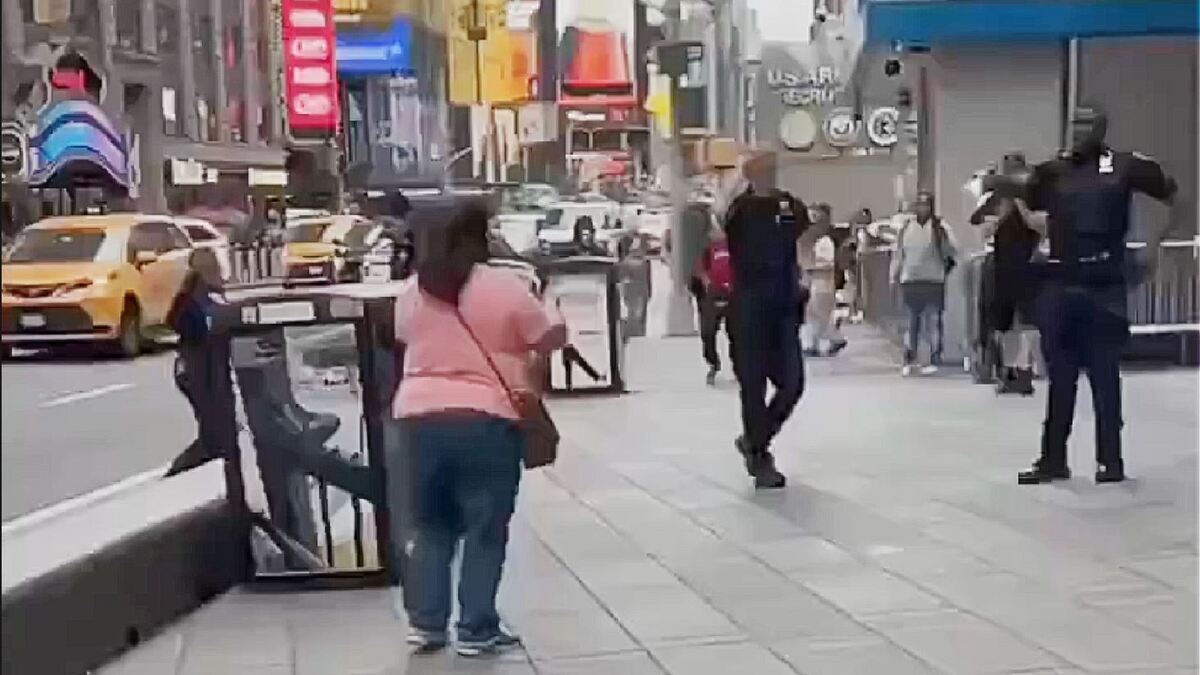 La mujer perpetró los ataques armado con dos cuchillos de cocina. | Captura de redes sociales.
