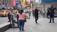 La mujer perpetró los ataques armado con dos cuchillos de cocina. | Captura de redes sociales.