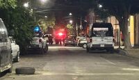 Tres personas fueron atacadas a balazos en la alcaldía Venustiano Carranza; se reportan dos muertos y un herido.