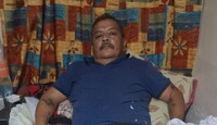 Un poste cayó sobre Don Saúl, mientras caminaba por un mercado rodante, de la colonia Del Maestro.