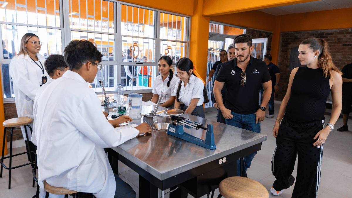 Samuel García inagura secundaria en Juárez NL