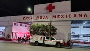 Al sitio arribaron paramédicos de la Cruz Roja Mexicana para brindar los primeros auxilios a Jesús Alberto, de 30 años de edad.