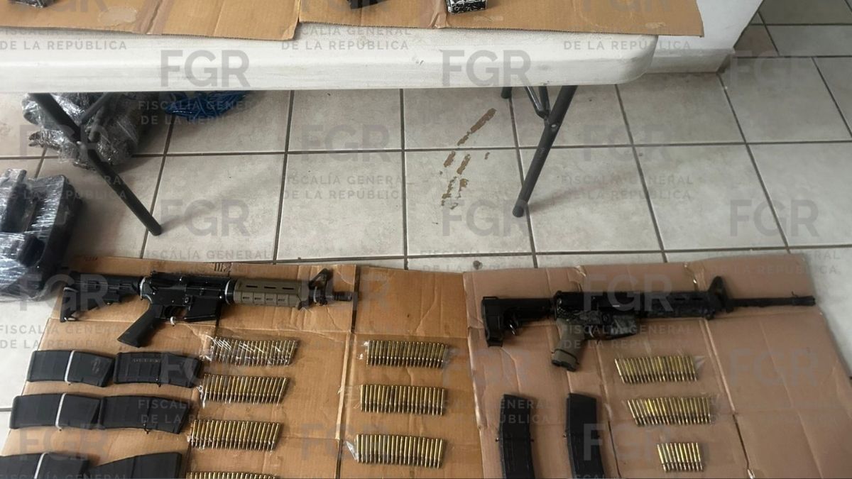 Vehículo abandonado en Lagos de Moreno tenía un arsenal completo dentro