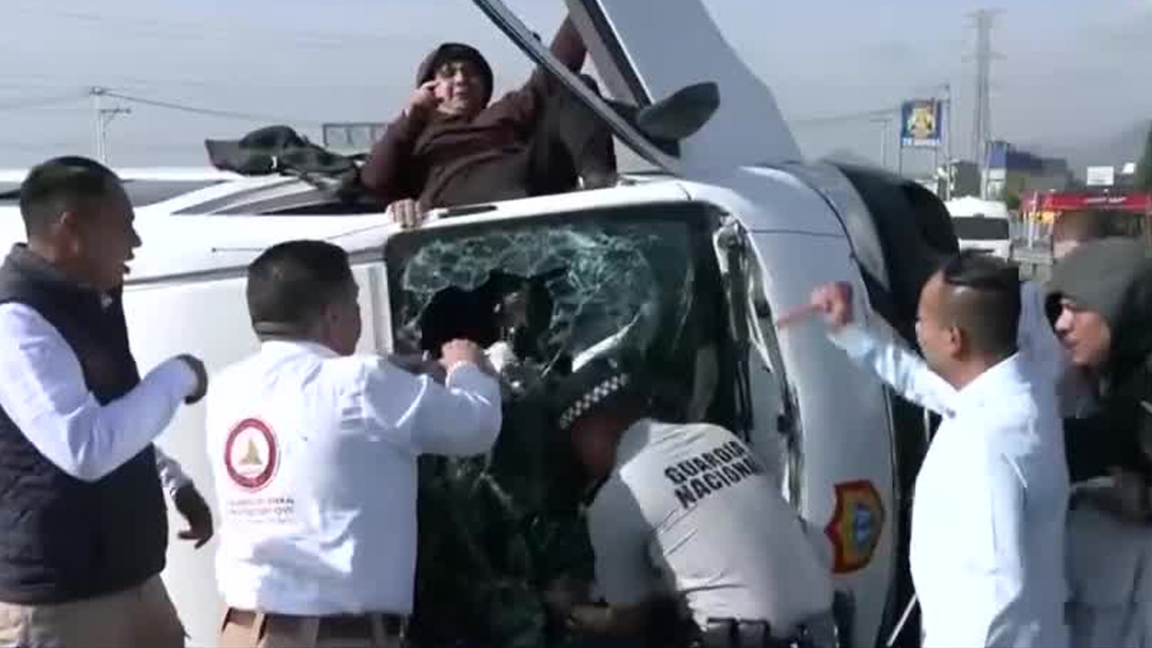 Vuelca camioneta de transporte público en México-Pachuca; hay 15 lesionados