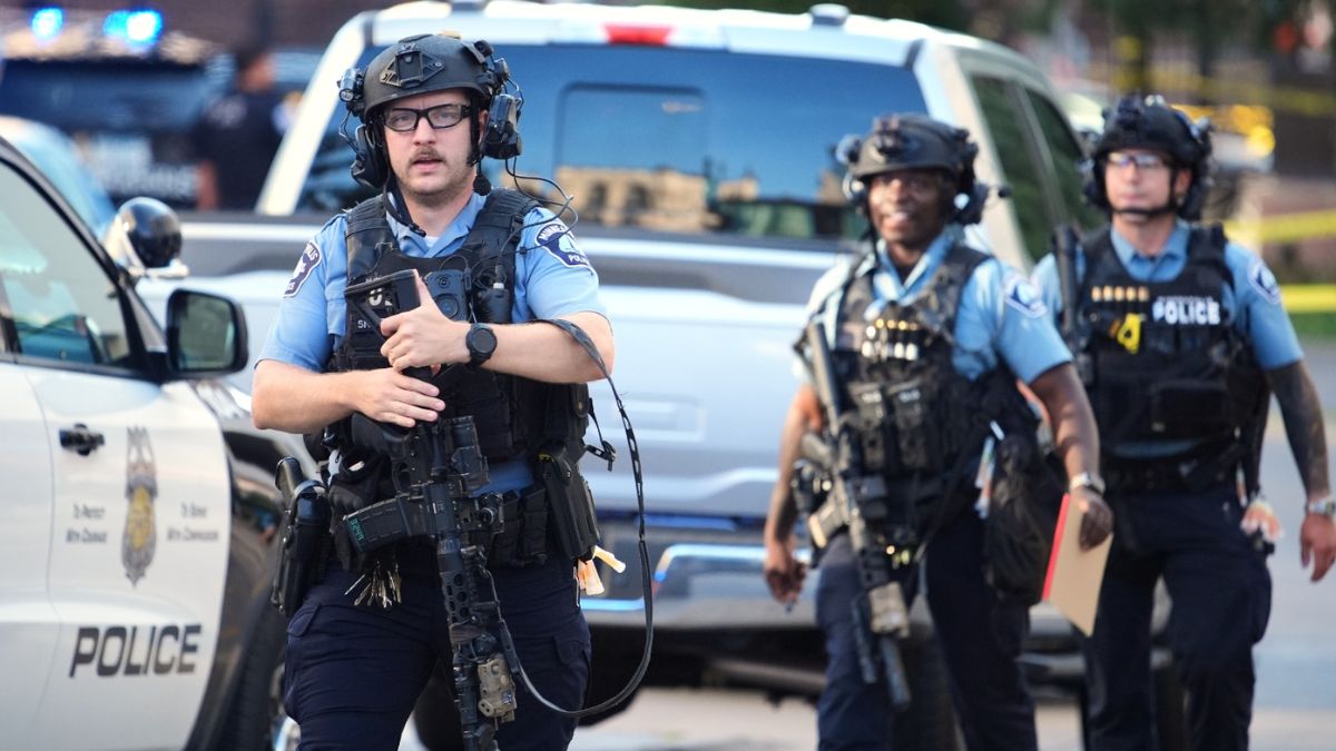 Agentes policiales apuntan sus rifles hacia una torre de apartamentos en el centro de Minneapolis, según imágenes difundidas en redes.