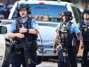 Agentes policiales apuntan sus rifles hacia una torre de apartamentos en el centro de Minneapolis, según imágenes difundidas en redes.