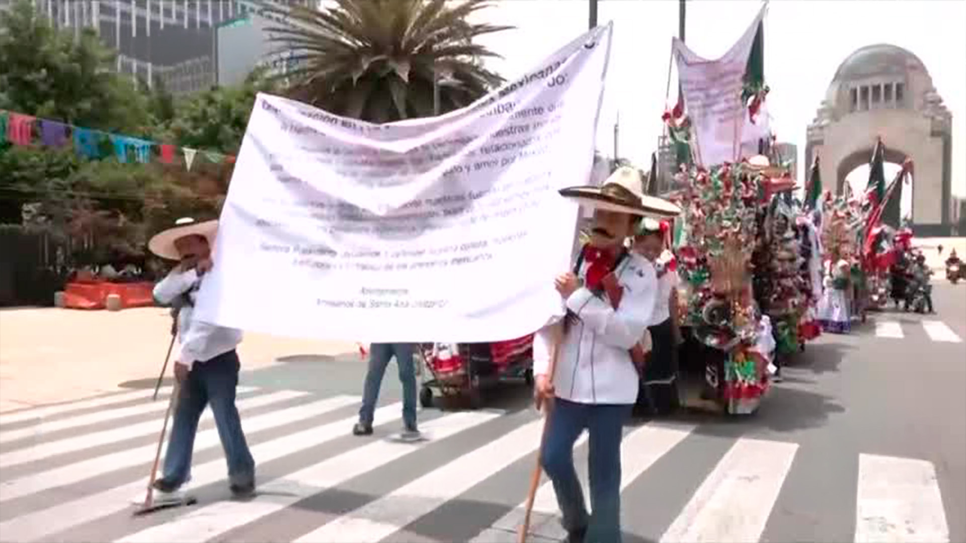 Artesanos venden productos patrios ante competencia china