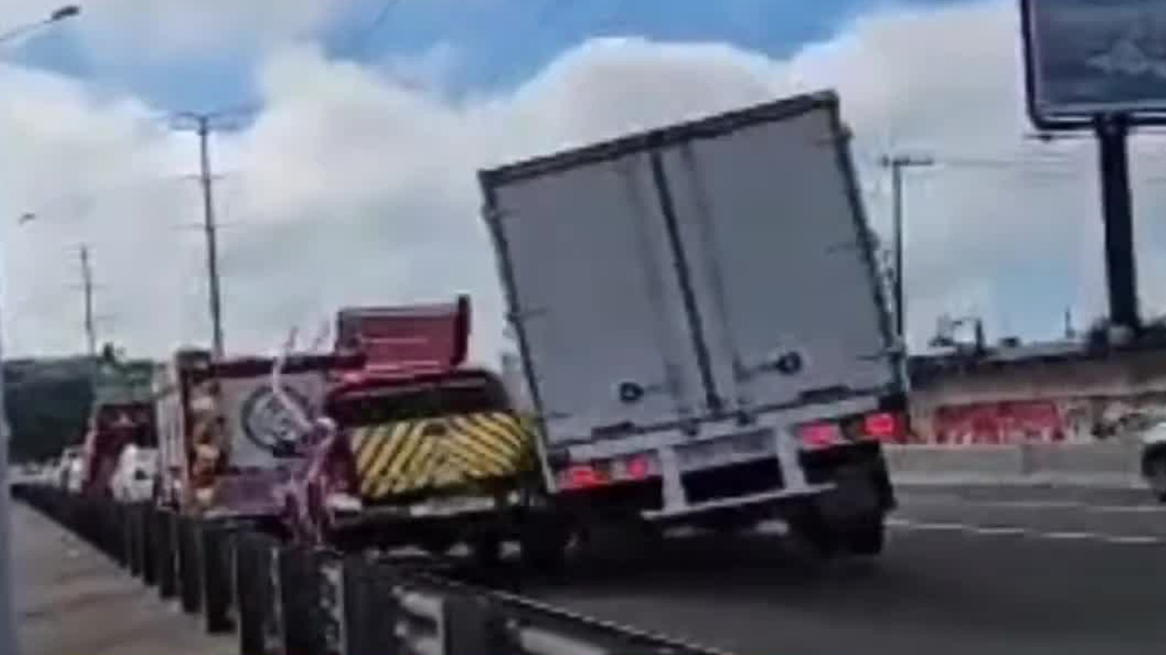 Camión choca contra camioneta de emergencias durante transmisión en vivo
