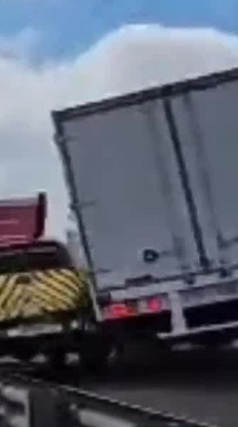 Camión choca contra camioneta de emergencias durante transmisión en vivo