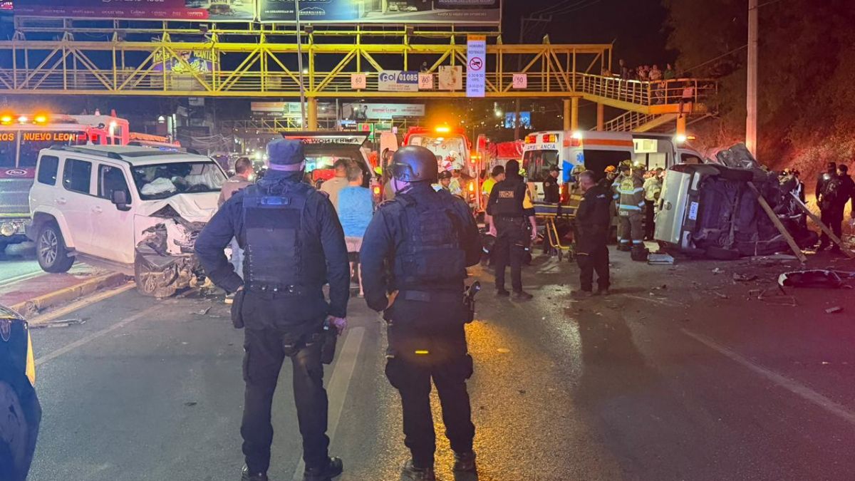 Los tres carriles de la avenida Eugenio Garza Sada con circulación hacia el sur fueron cerrados.