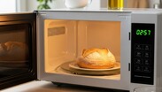 El tiempo de cocción del pan en el microondas es de aproximadamente cuatro minutos a máxima potencia