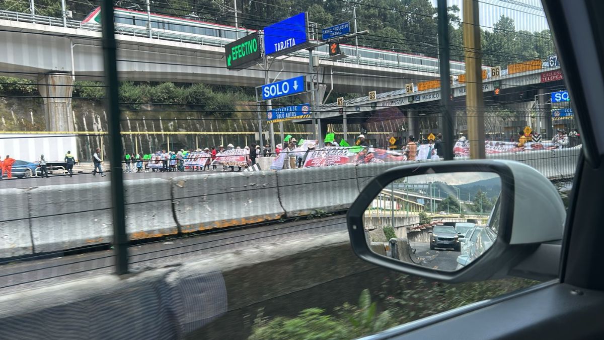 Familiares mantienen bloqueo en la autopista México-Toluca.