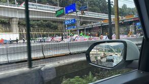 Familiares mantienen bloqueo en la autopista México-Toluca.