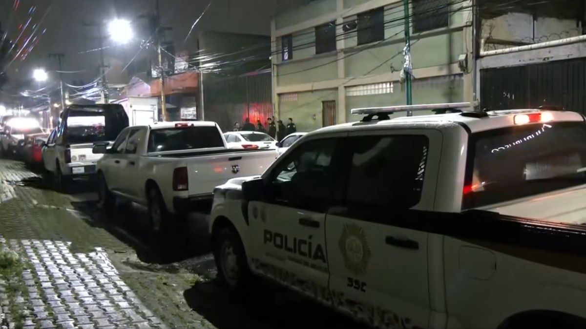 El hombre habría recibido impactos de bala durante un intento de asalto en Iztacalco.