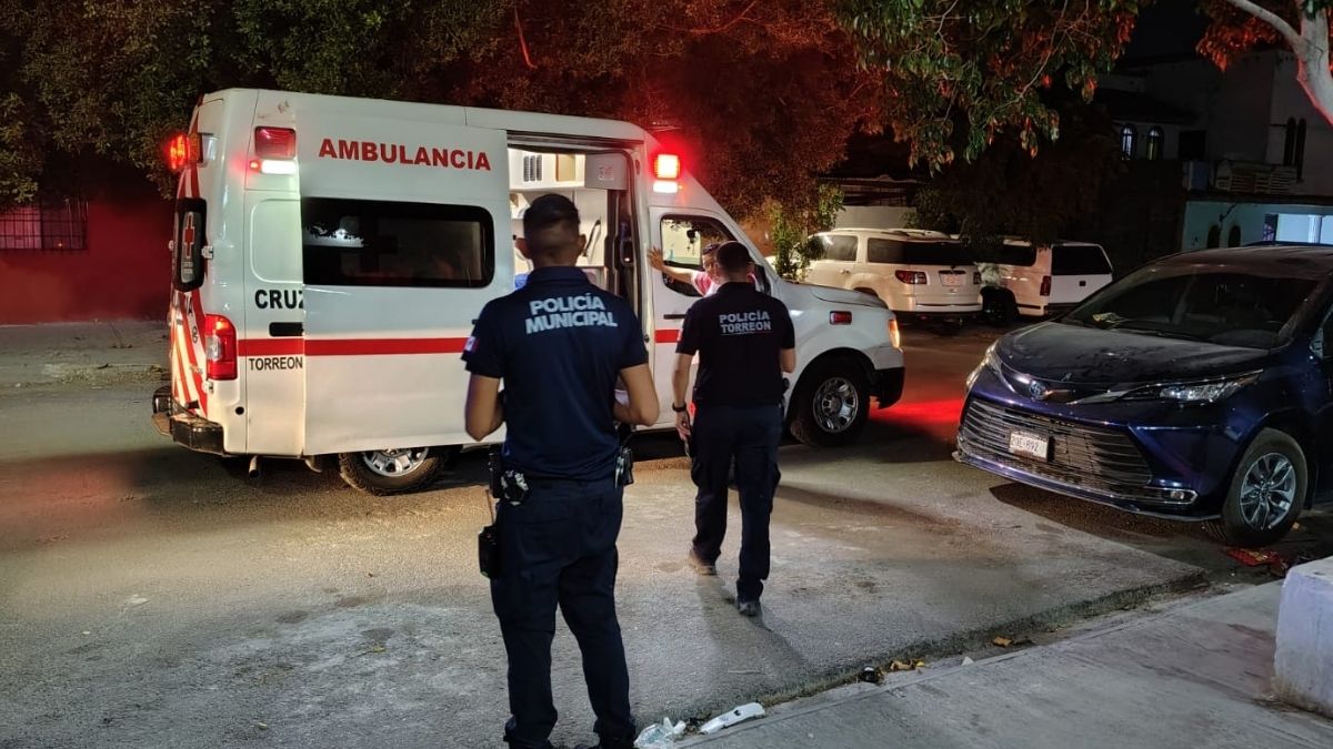 El joven fue llevado de urgencia a bordo de una ambulancia al Hospital Número 16 del Instituto Mexicano del Seguro Social.