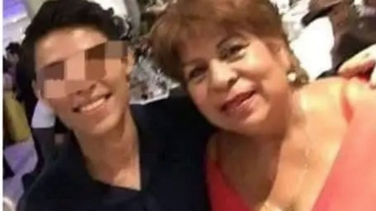 Alrededor de la medianoche, Francisco Antonio atacó a su madre utilizando inicialmente una llave creciente, con la cual la golpeó.