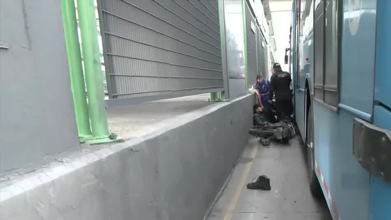 Mexibús arrolla a motociclista tras invadir carril confinado en Ecatepec