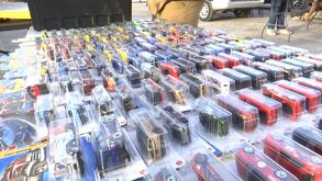 Modelos a escala 1:64, como la Chevrolet Silverado 1983 y el Nissan Skyline, son las piezas más buscadas en las reuniones de Torreón.