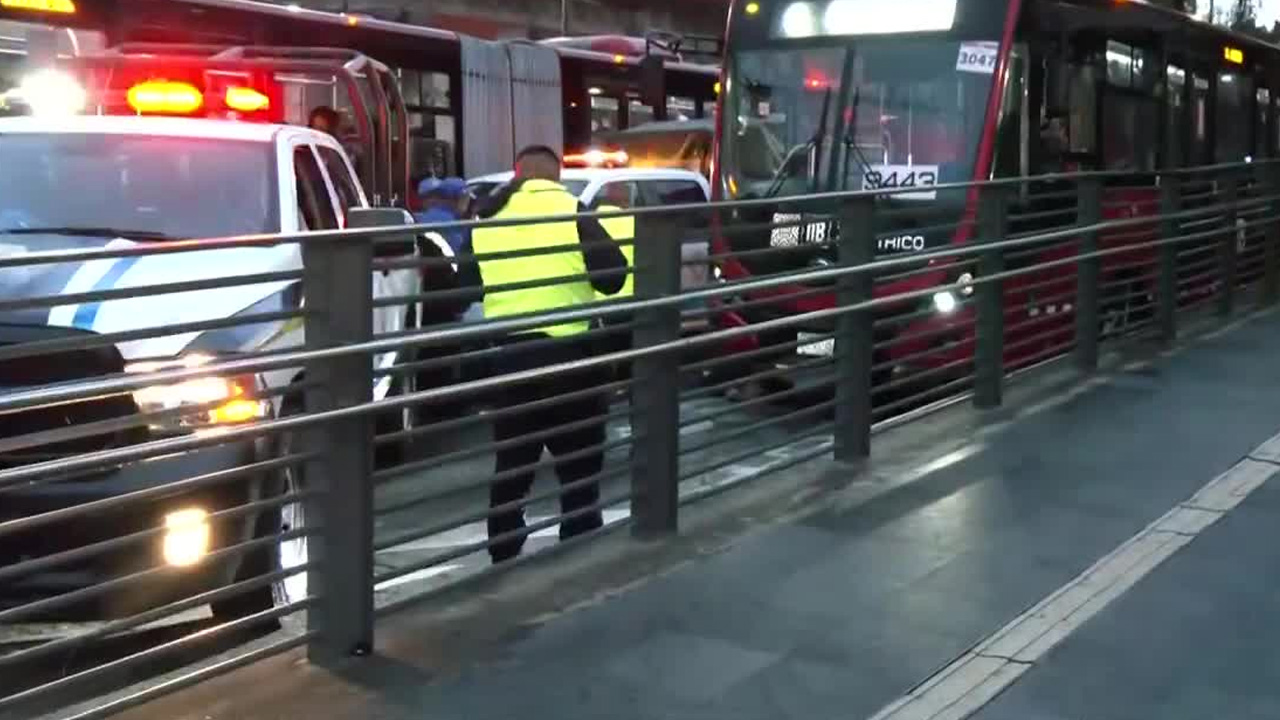 Mujer muere tras ser arrollada por unidad del Metrobús en la Cuauhtémoc