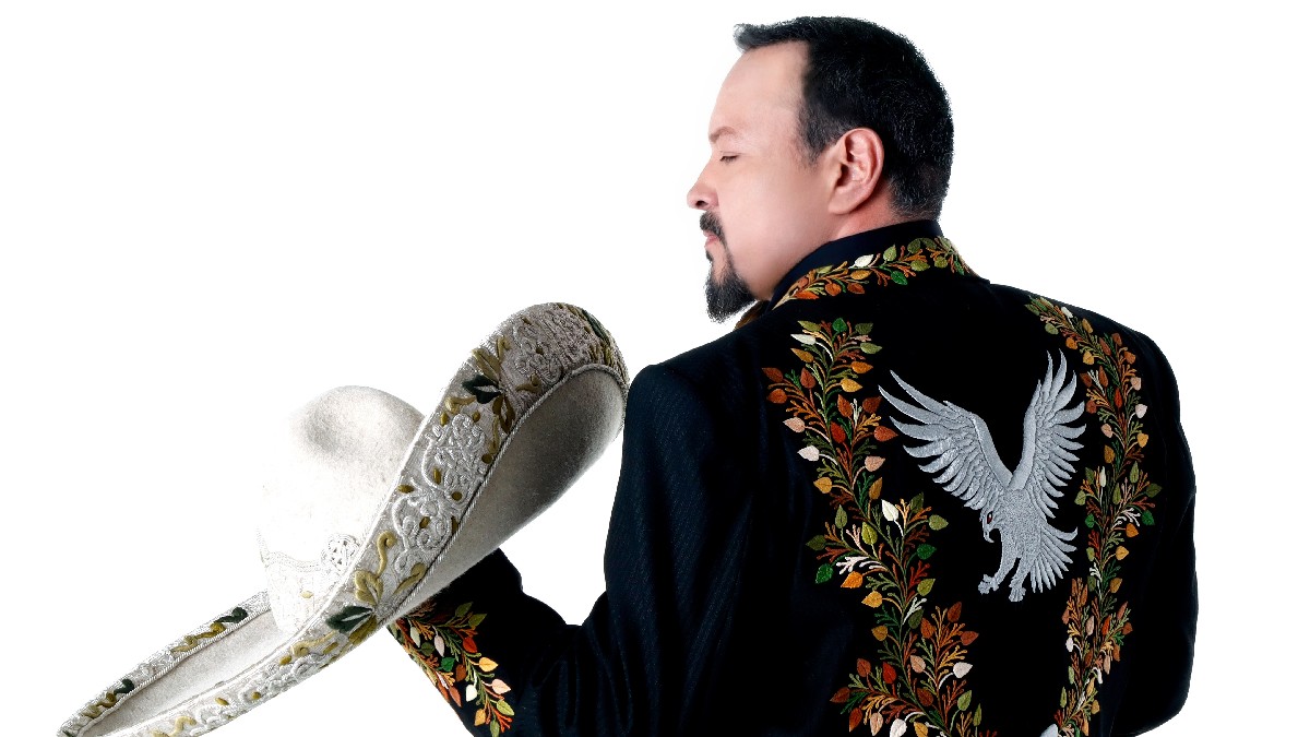 Pepe Aguilar en compañía de Leonardo y Ángela Aguilar durante su presentación en el recinto californiano.