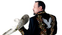 Pepe Aguilar en compañía de Leonardo y Ángela Aguilar durante su presentación en el recinto californiano.