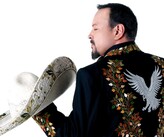 Pepe Aguilar en compañía de Leonardo y Ángela Aguilar durante su presentación en el recinto californiano.