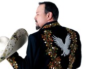 Pepe Aguilar en compañía de Leonardo y Ángela Aguilar durante su presentación en el recinto californiano.