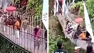 Algunas de las personas trataron de sujetarse a la estructura del puente para evitar caer al río